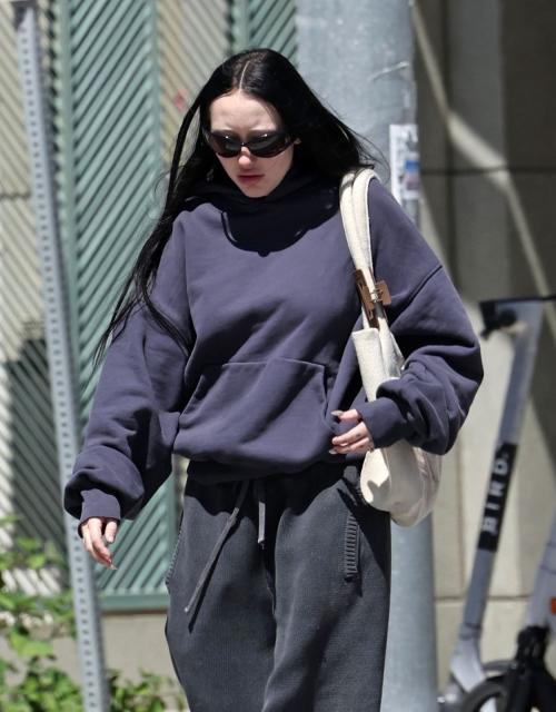 Noah Cyrus Enjoys Coffee Date with Friends in Los Angeles 3