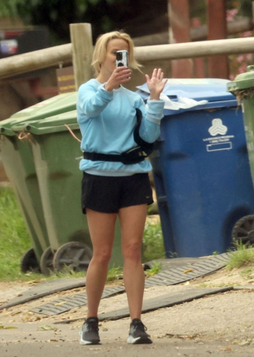 Reese Witherspoon Takes Selfies with Local Horses in Los Angeles 3