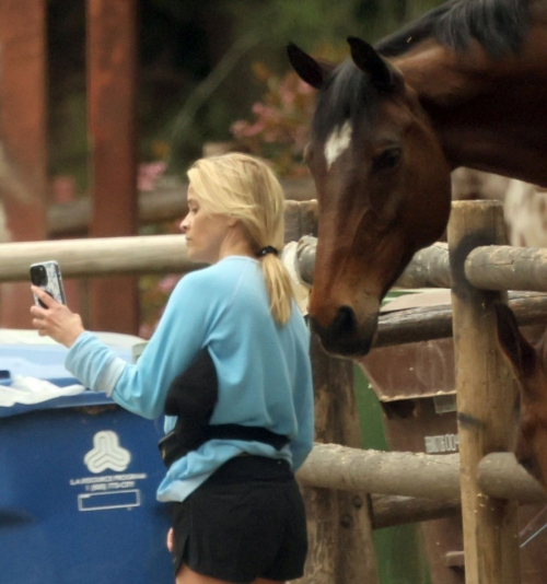 Reese Witherspoon Takes Selfies with Local Horses in Los Angeles 5