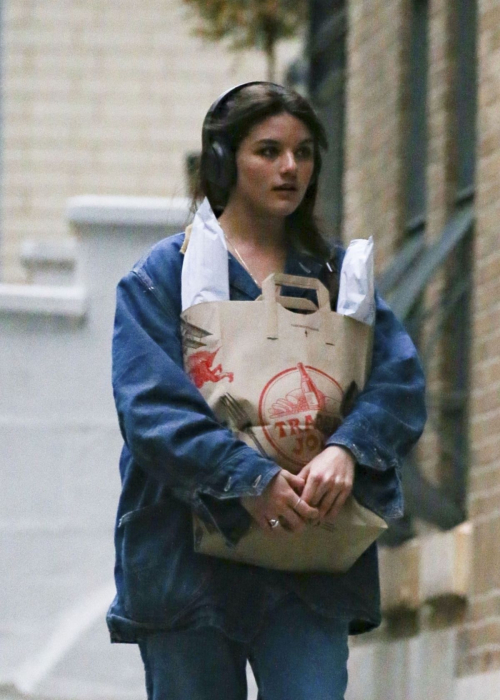 Suri Cruise Shops at Trader Joe