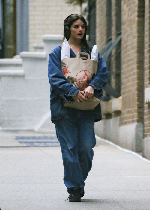 Suri Cruise Shops at Trader Joe