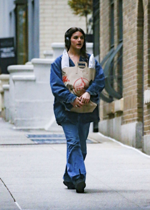 Suri Cruise Shops at Trader Joe