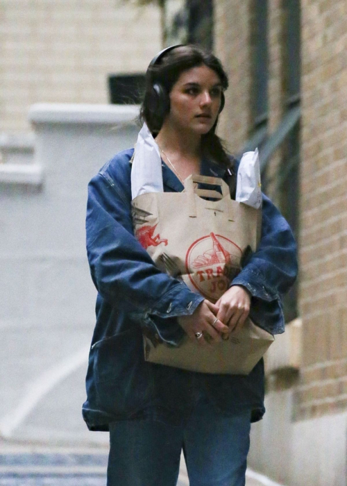 Suri Cruise Shops at Trader Joe