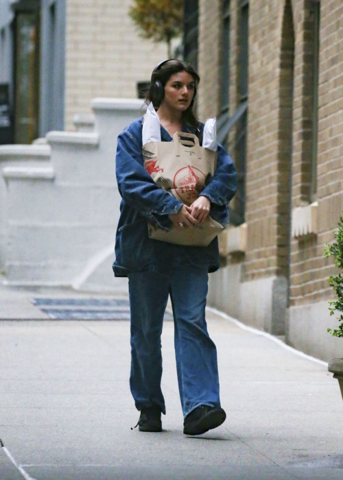 Suri Cruise Shops at Trader Joe