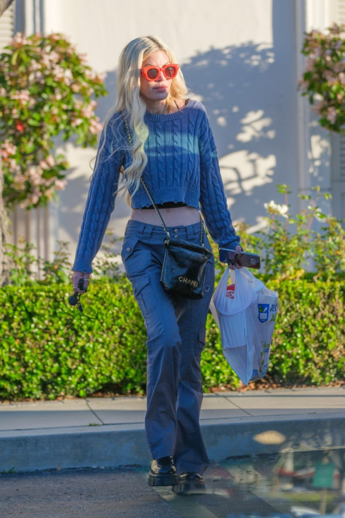 Tori Spelling Shopping at Rite Aid in Calabasas 9