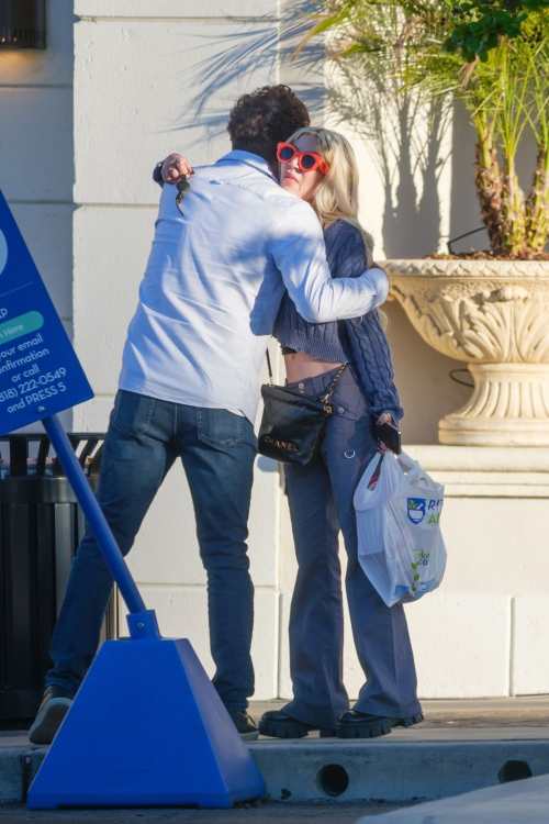 Tori Spelling Shopping at Rite Aid in Calabasas 4