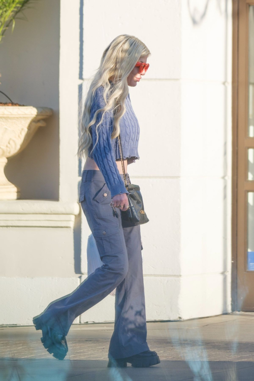 Tori Spelling Shopping at Rite Aid in Calabasas 5