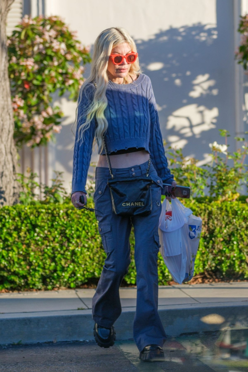 Tori Spelling Shopping at Rite Aid in Calabasas 8