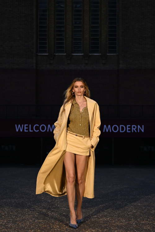 Abbey Lee Kershaw at Gucci Cruise 2025 Fashion Show Tate Modern London 1