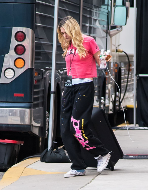 Charlotte Lawrence Arrives at Concert The Spinnin Tour in Philadelphia 2