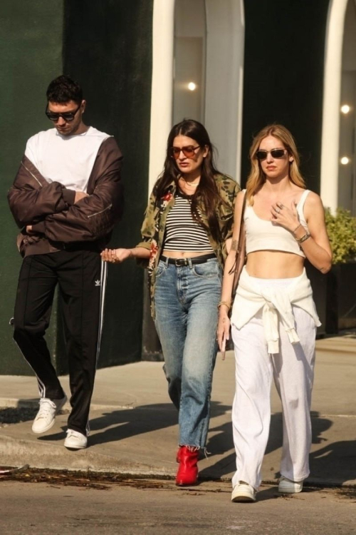 Chiara Ferragni Shopping with Friends in Los Angeles 6