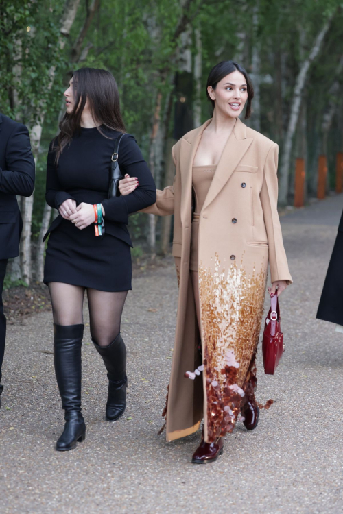 Eiza Gonzalez Arrives at Gucci Cruise 2025 Fashion Show Tate Modern London 3