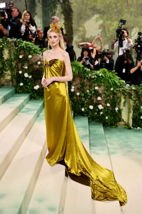 Elizabeth Debicki at Met Gala Celebrating Sleeping Beauties in New York 5