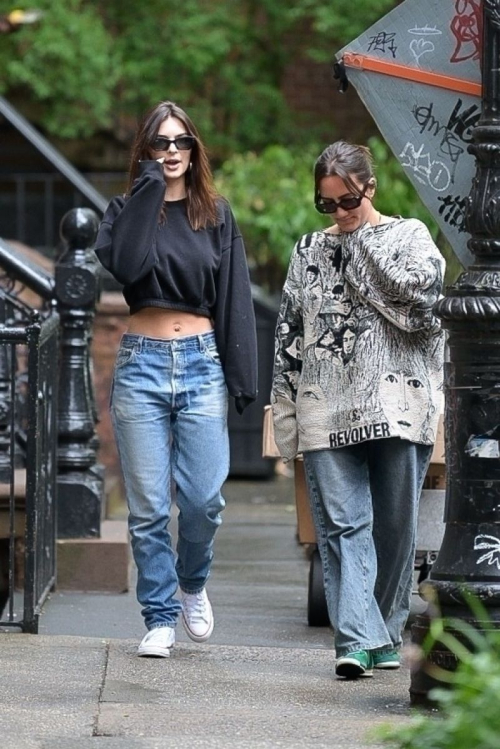 Emily Ratajkowski Out with a Friend in New York 5