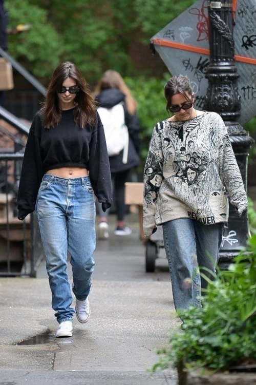 Emily Ratajkowski Out with a Friend in New York 6