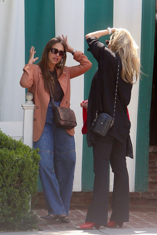 Jessica Alba at San Vicente Bungalows in West Hollywood 1