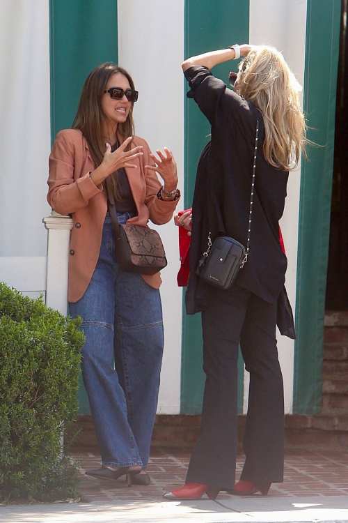 Jessica Alba at San Vicente Bungalows in West Hollywood 2