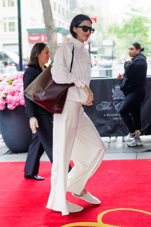 Kendall Jenner Arriving at Carlyle Hotel in New York 1