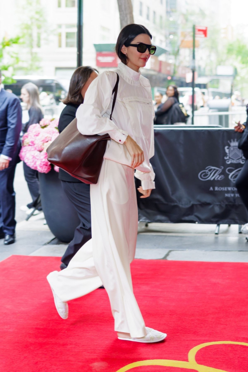 Kendall Jenner Arriving at Carlyle Hotel in New York 2