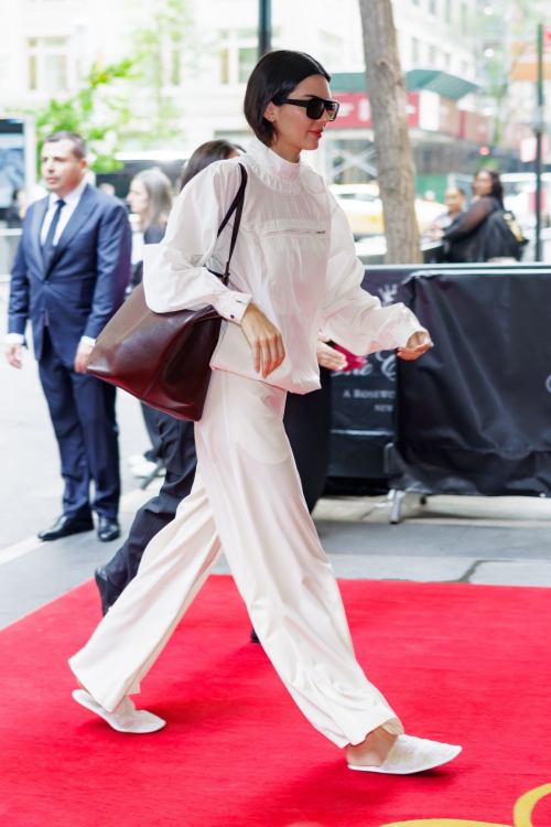 Kendall Jenner Arriving at Carlyle Hotel in New York 3