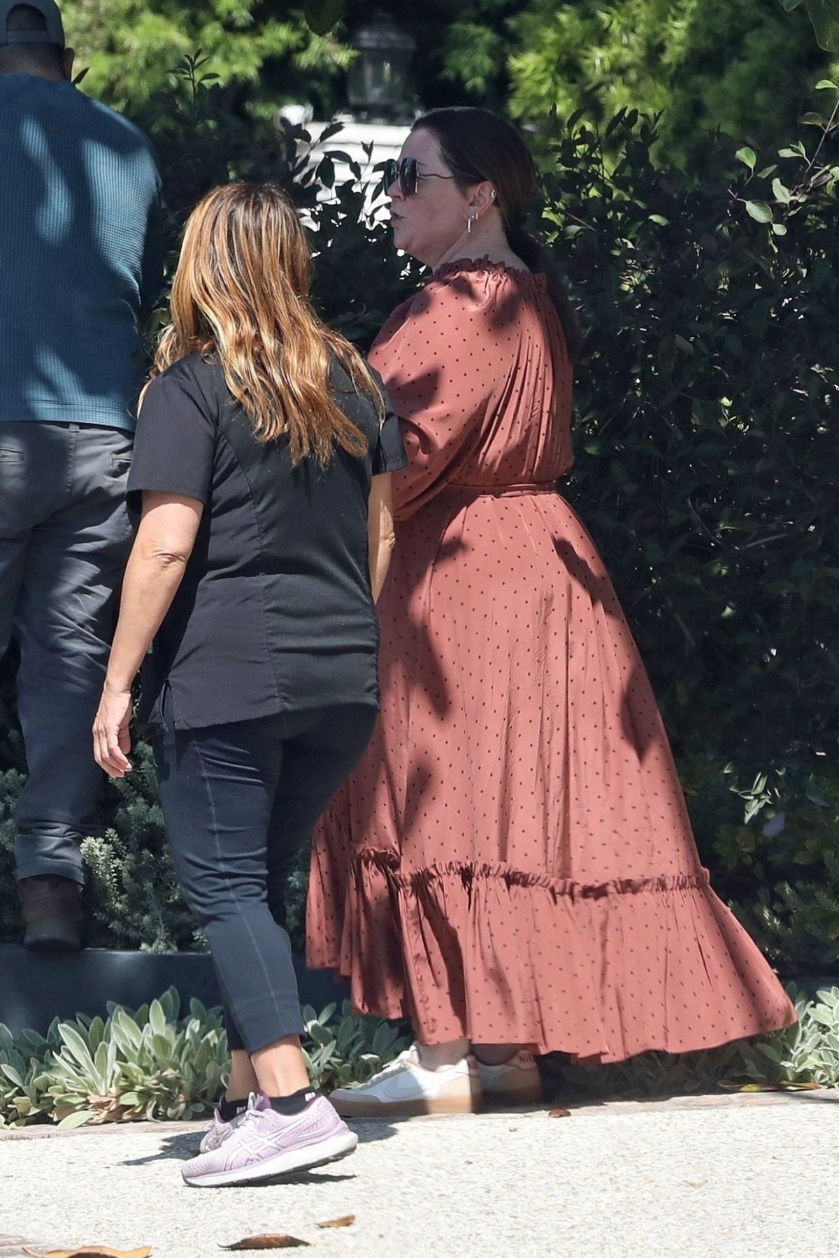 Melissa McCarthy Chats with Her Gardener