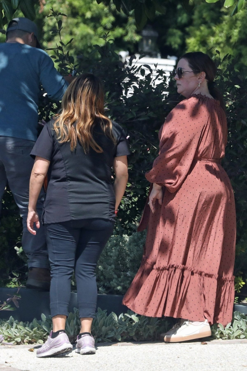 Melissa McCarthy Chats with Her Gardener 2