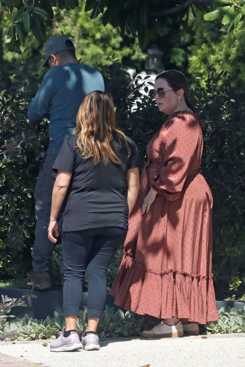 Melissa McCarthy Chats with Her Gardener 3