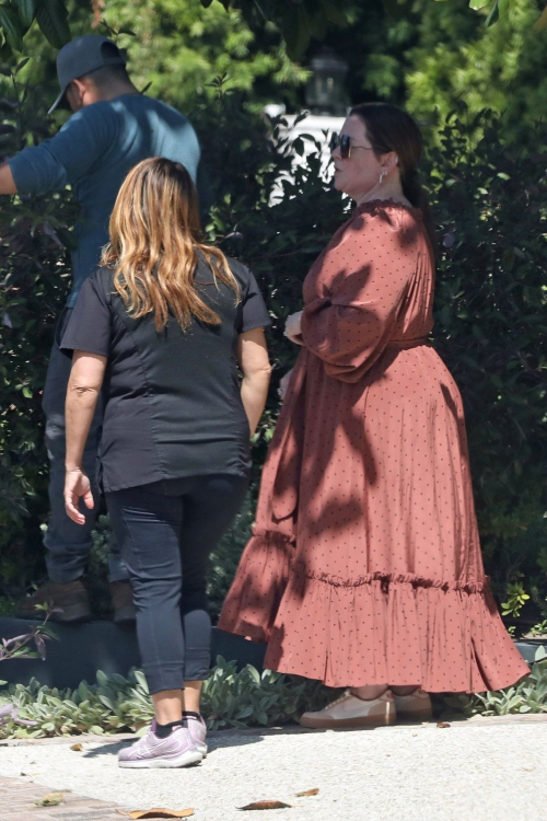 Melissa McCarthy Chats with Her Gardener 4