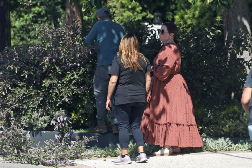 Melissa McCarthy Chats with Her Gardener 6