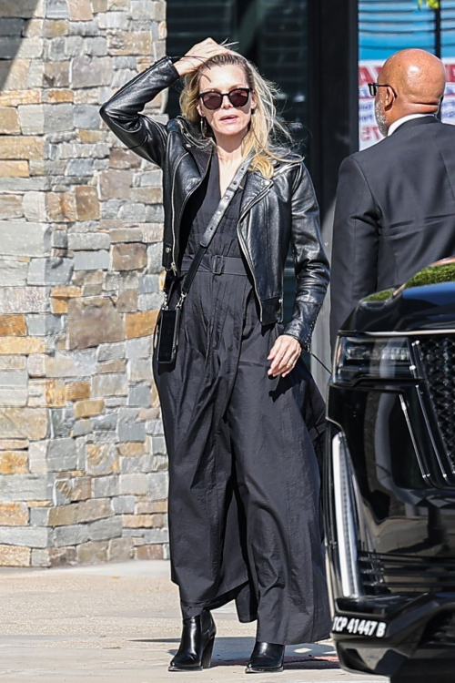 Michelle Pfeiffer at Construction Site of New Eco-home Store in Los Angeles 6