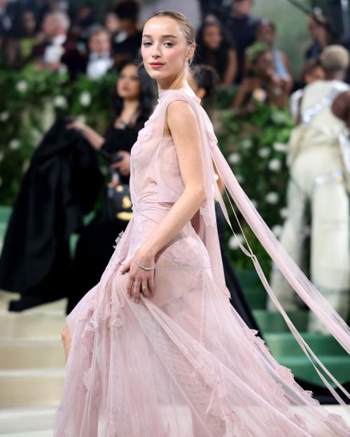 Phoebe Dynevor wearing in Victoria Beckham light pink dress at Met Gala 2024 2
