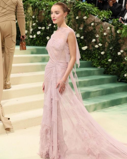 Phoebe Dynevor wearing in Victoria Beckham light pink dress at Met Gala 2024 3