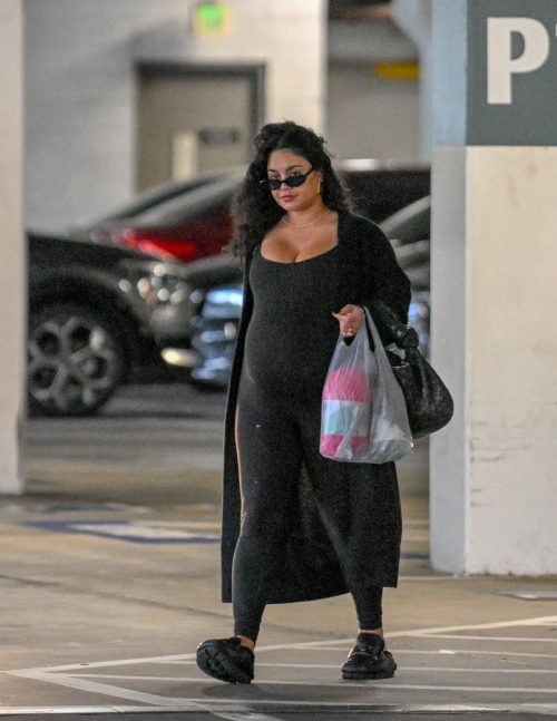 Pregnant Vanessa Hudgens Shopping at Art Supply Store in Los Angeles 4