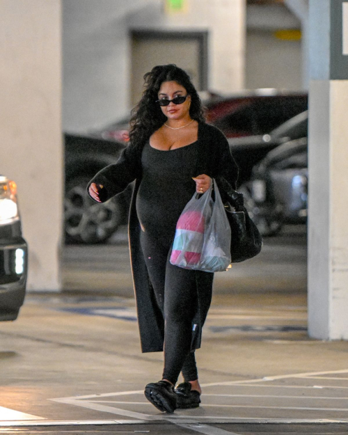 Pregnant Vanessa Hudgens Shopping at Art Supply Store in Los Angeles 6