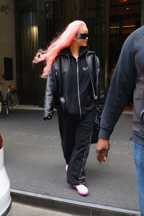 Rihanna Debuts New Pink Hair in New York 5