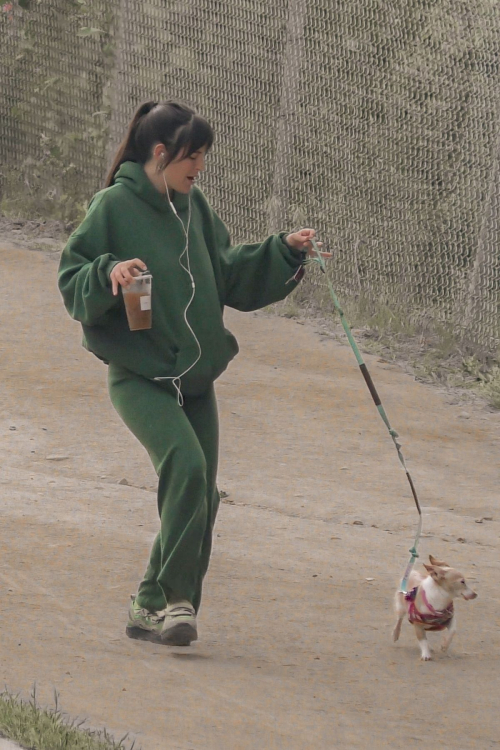 Scout Willis Out with Her Dog at Silver Lake Reservoir 4