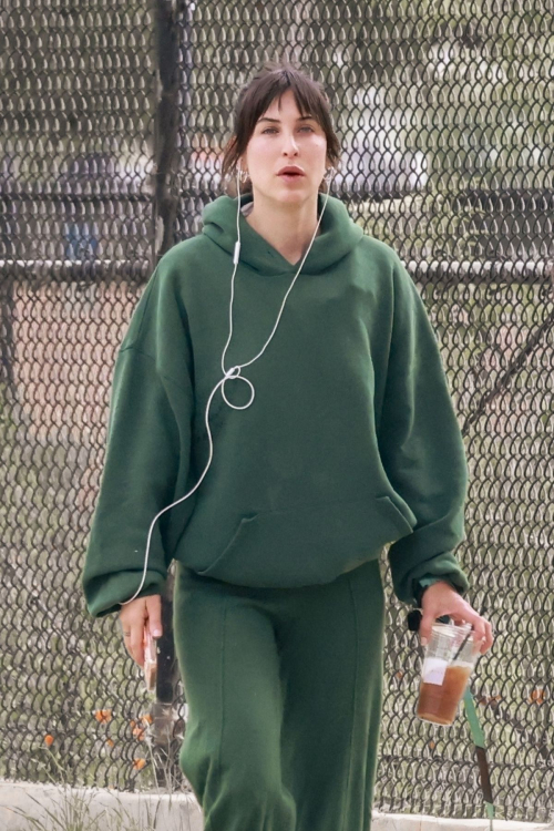 Scout Willis Out with Her Dog at Silver Lake Reservoir 6