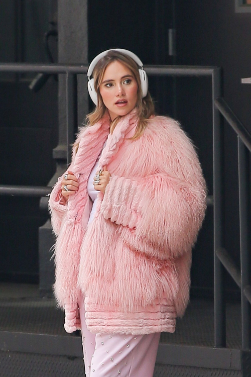 Suki Waterhouse Filming in New York 3