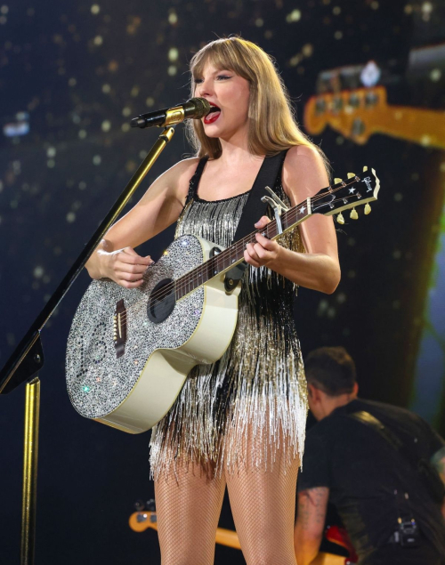 Taylor Swift Performs The Eras Tour Paris 6