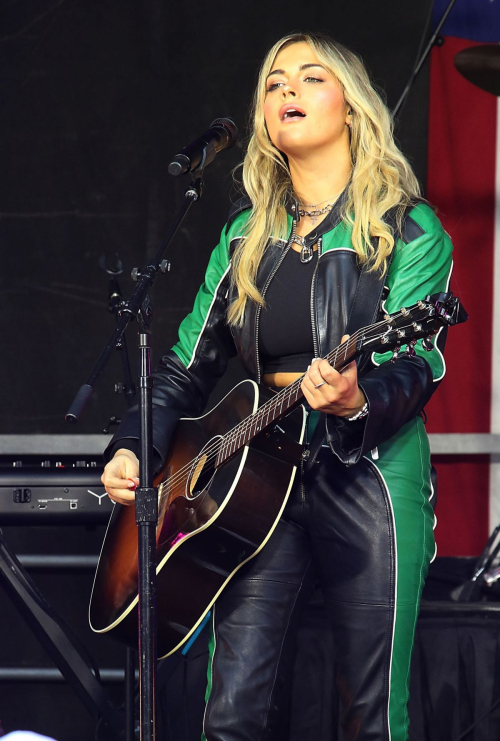 Alana Springsteen Performs on Fox & Friends All American Summer Concert 5