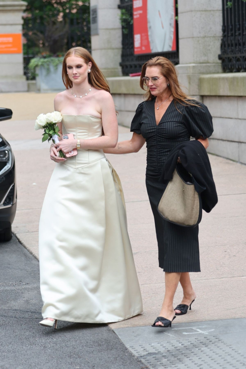 Brooke Shields at Her Daughter Grier Hammind Henchy‚Äôs Graduation Ceremony at Convent of Sacred Heart Private School in New York - June 2024