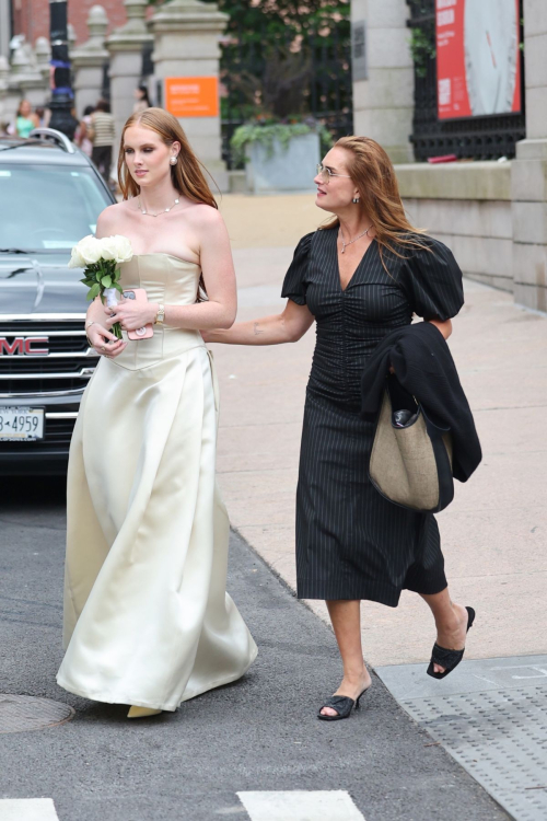 Brooke Shields at Her Daughter Grier Hammind Henchy‚Äôs Graduation Ceremony at Convent of Sacred Heart Private School in New York - June 2024 1