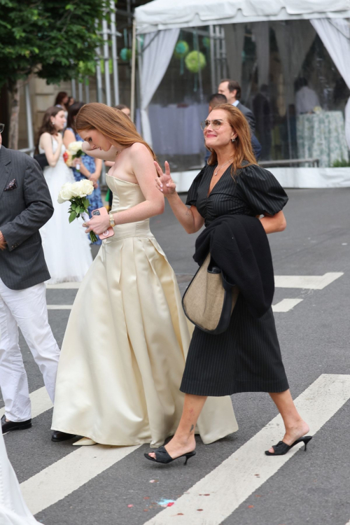 Brooke Shields at Her Daughter Grier Hammind Henchy‚Äôs Graduation Ceremony at Convent of Sacred Heart Private School in New York - June 2024 2