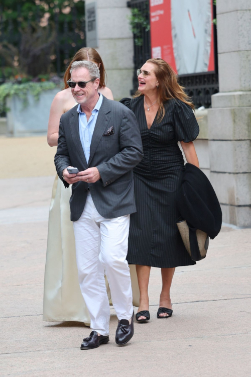 Brooke Shields at Her Daughter Grier Hammind Henchy‚Äôs Graduation Ceremony at Convent of Sacred Heart Private School in New York - June 2024 4