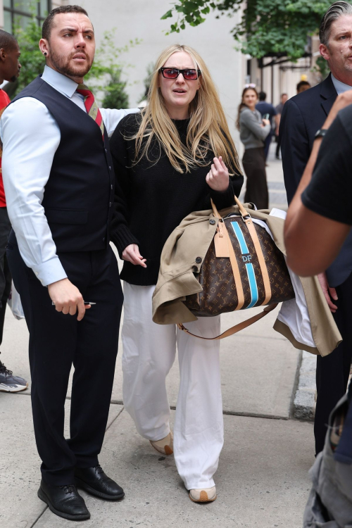 Dakota Fanning Heading to Today Show in New York 3