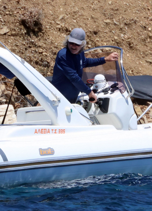 Goldie Hawn and Kurt Russell on Speedboat Greece 4