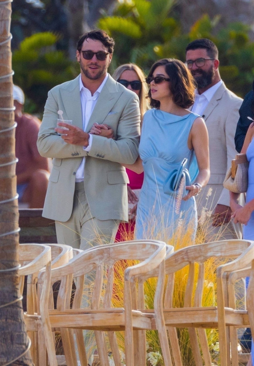 Hailee Steinfeld Arrives at Kyle Allens Wedding in Cabo 5