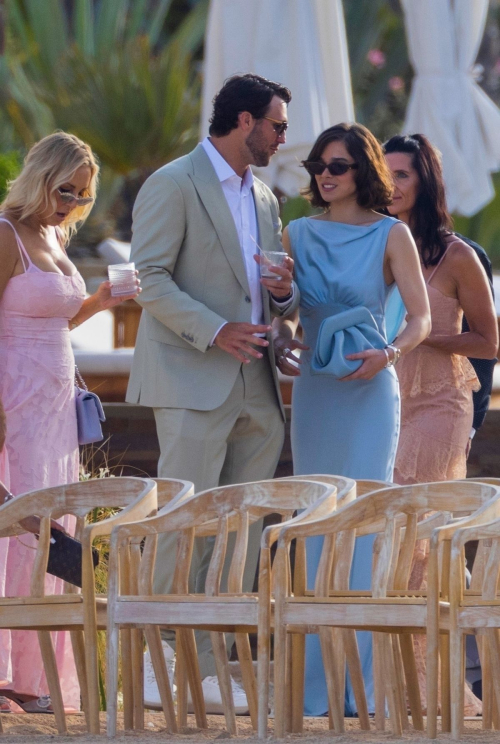 Hailee Steinfeld Arrives at Kyle Allens Wedding in Cabo 6