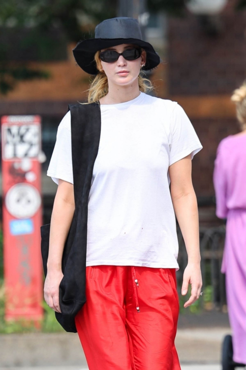 Jennifer Lawrence Out for a Summer Stroll in New York 3