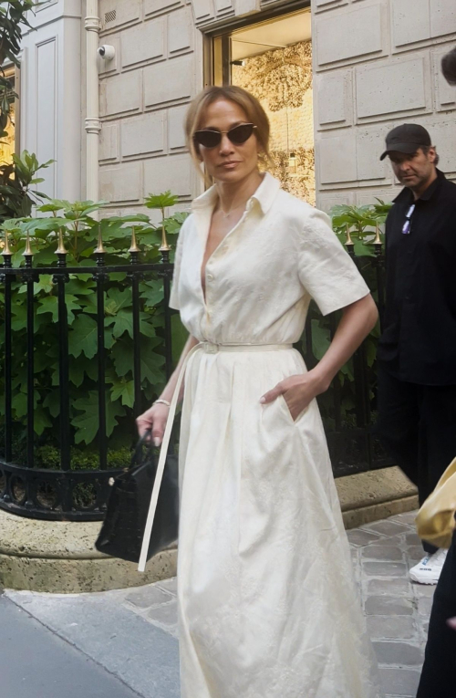 Jennifer Lopez Out Shopping in Paris During Fashion Week